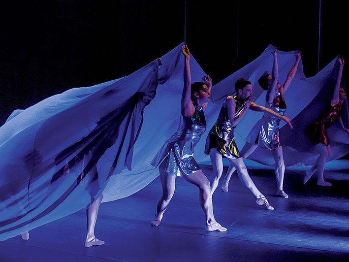 photo d'un groupe de danseurs avec des costumes colorés dans le ballet nénéide, c'est de la danse néoclassique, c'est de la compagnie acontretemps à Marseille
